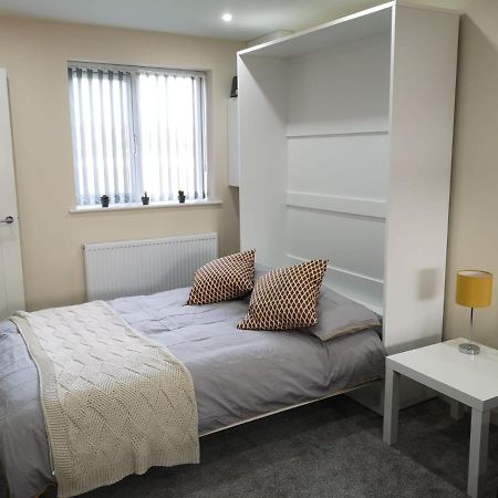 M60 Modern Studio Appartment With Free Parking Denton  Exterior photo